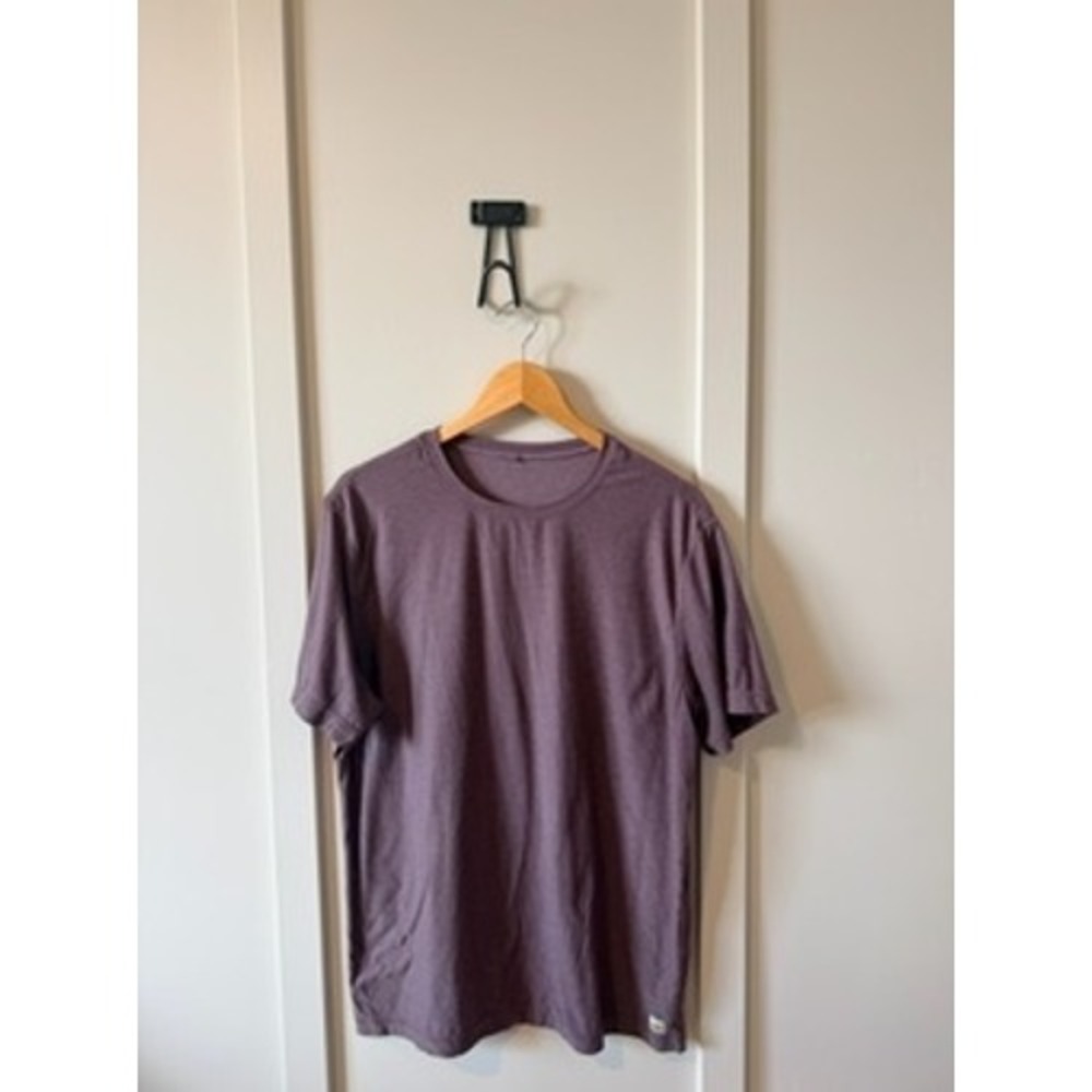 Vuori Tradewind Performance Tee Mens Large Dark Plum Heather Purple Shirt V126